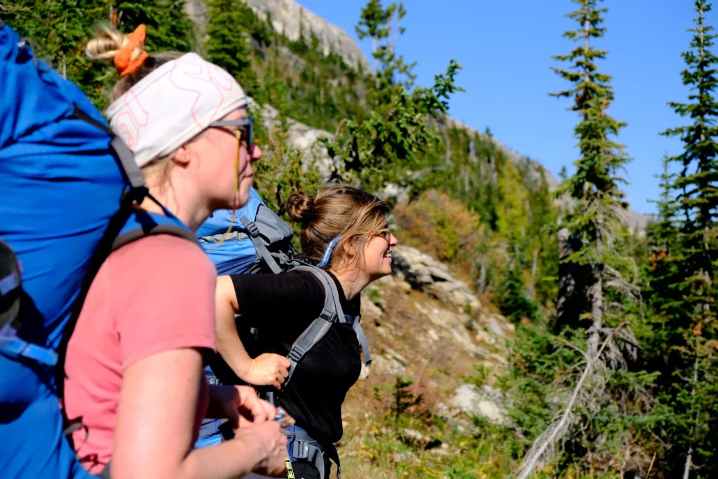 2 wandernde Frauen in den kanadischen Rockies